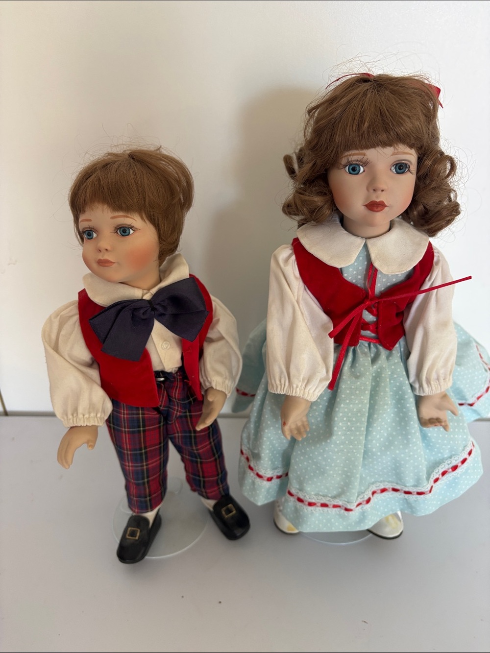A pair of musical porcelain dolls, boy and girl, by Paradise Galleries.